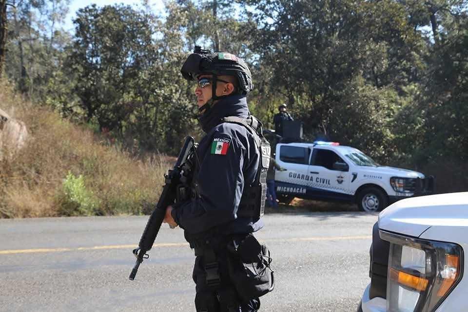 Enfrentamiento entre policías y robacarros deja un muerto y un herido en Ziracuaretiro