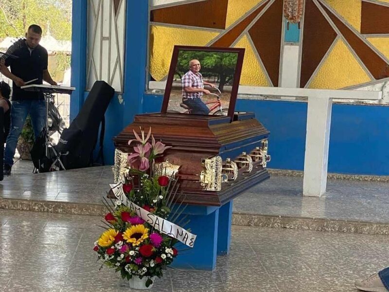 Entre impotencia, dolor y llanto dan el último adiós a Don Freddy, fallecido por explosión de mina terrestre