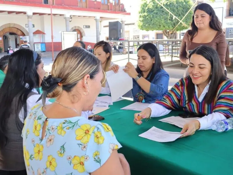Entrega Sedebi apoyos a mujeres, niñas y niños con cáncer de la región Huetamo