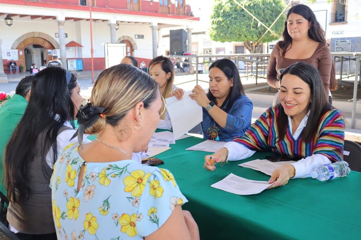Entrega Sedebi apoyos a mujeres, niñas y niños con cáncer de la región Huetamo