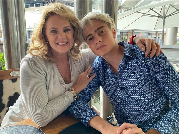 Erika Buenfil y su hijo con Ernesto Zedillo Jr.