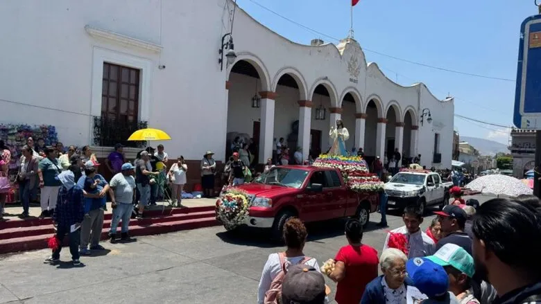 Estalla pirotecnia en procesión religiosa en Maravatío; hay 3 heridos