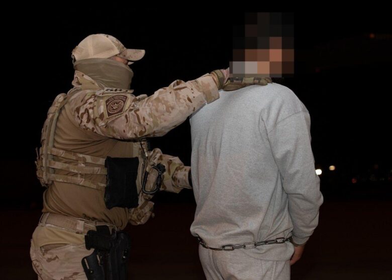 EU realiza transferencia de 13 prisioneros a México para que cumplan condenas por narcotráfico