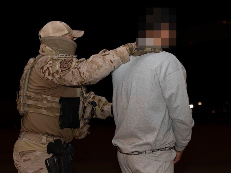 EU realiza transferencia de 13 prisioneros a México para que cumplan condenas por narcotráfico