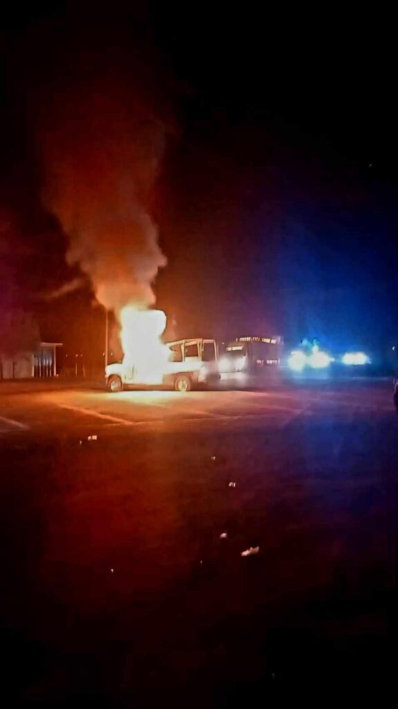 exigen destitución de jefe tenencia con incendio de patrulla en Aranza