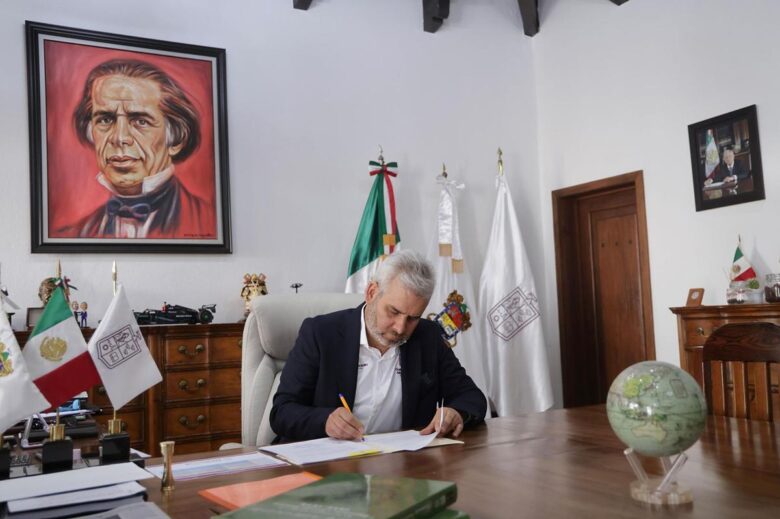 Firma Bedolla decreto prohibición de música en espectáculos públicos que promuevan la apología del delito