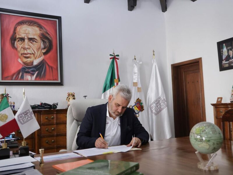Firma Bedolla decreto prohibición de música en espectáculos públicos que promuevan la apología del delito