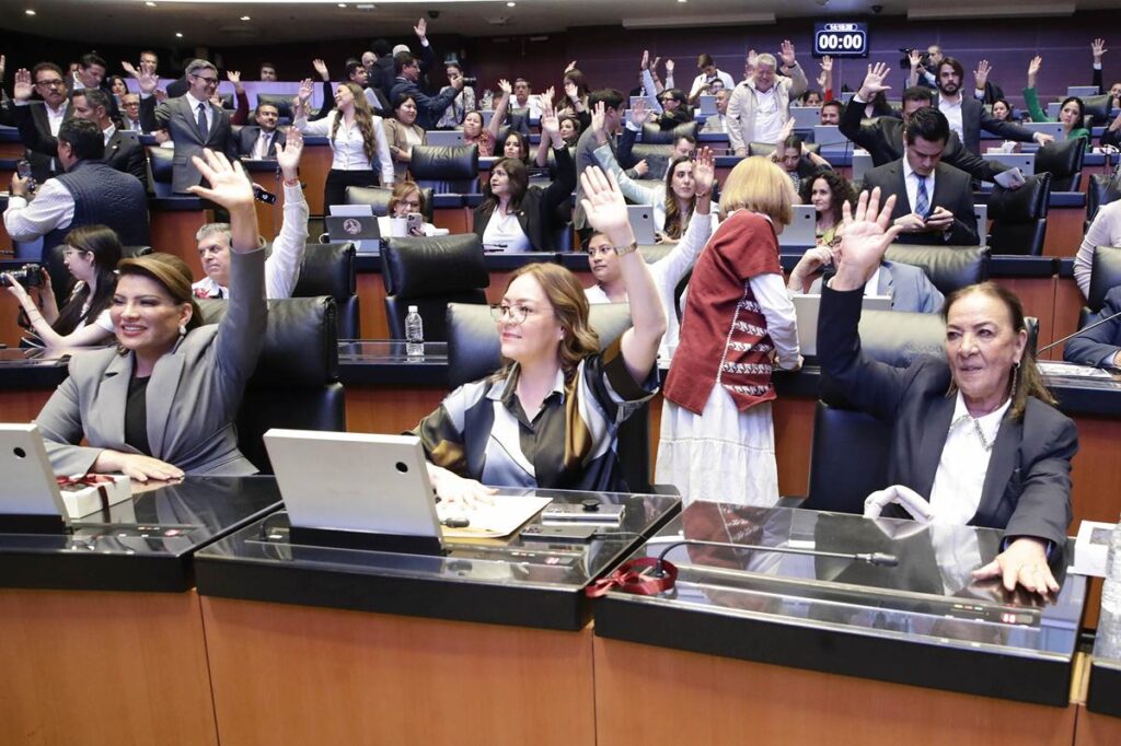 Funcionarios de CFE, Pemex y SAT podrán portar armas, aprueba el Senado