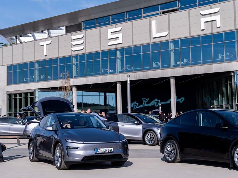 Ganancias de Tesla se desploman: Cae el 71 por ciento en 2025