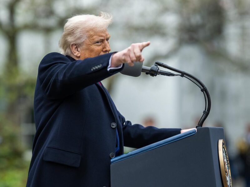 Gobierno de Trump comenzará revisión de las redes sociales de migrantes y solicitantes de visa