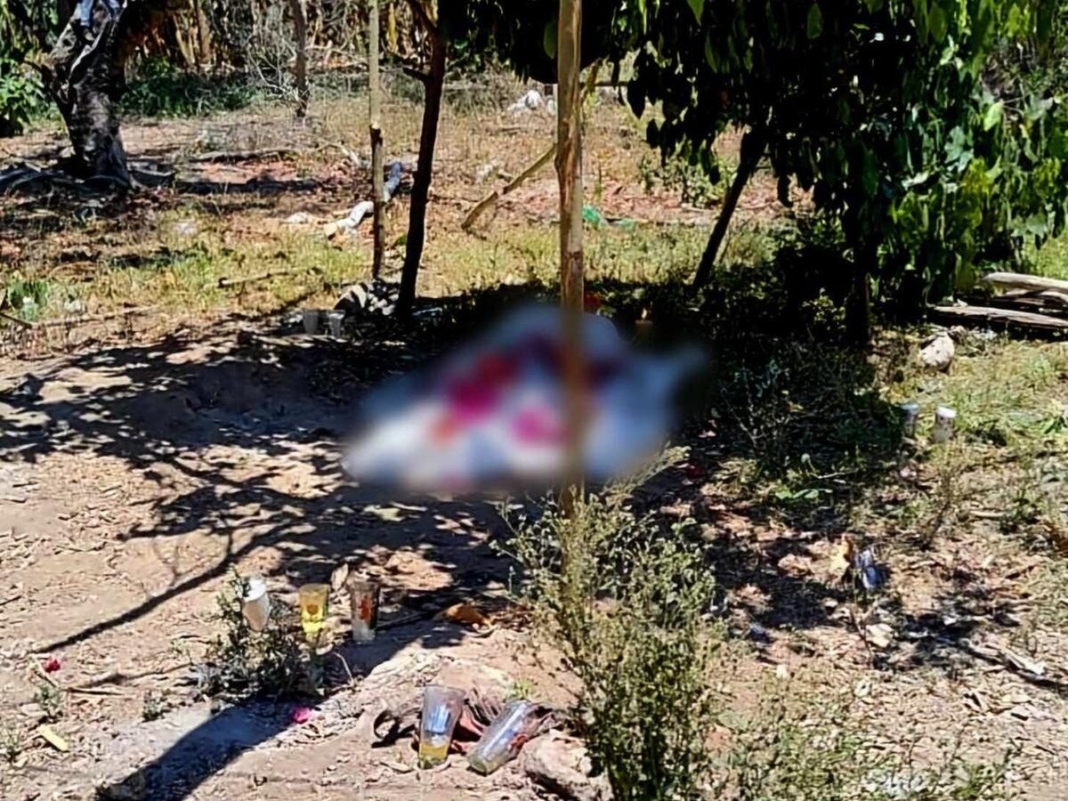 Hallan a hombre asesinado en predio agrícola de Aquila