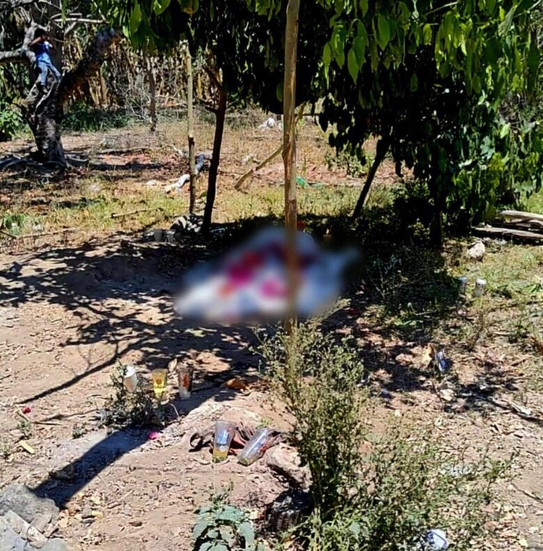 Hallan a hombre asesinado en predio agrícola de Aquila