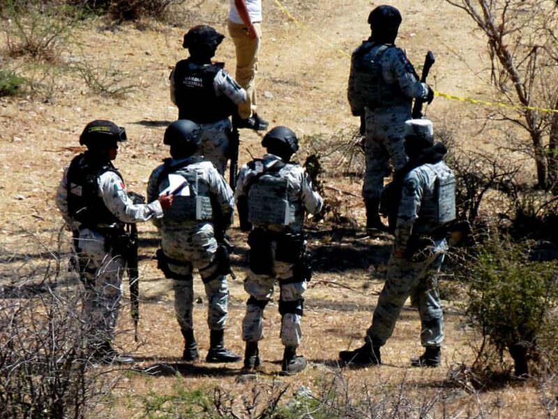 Hallan a un sujeto armado asesinado en Puerta de Alambre, Apatzingán