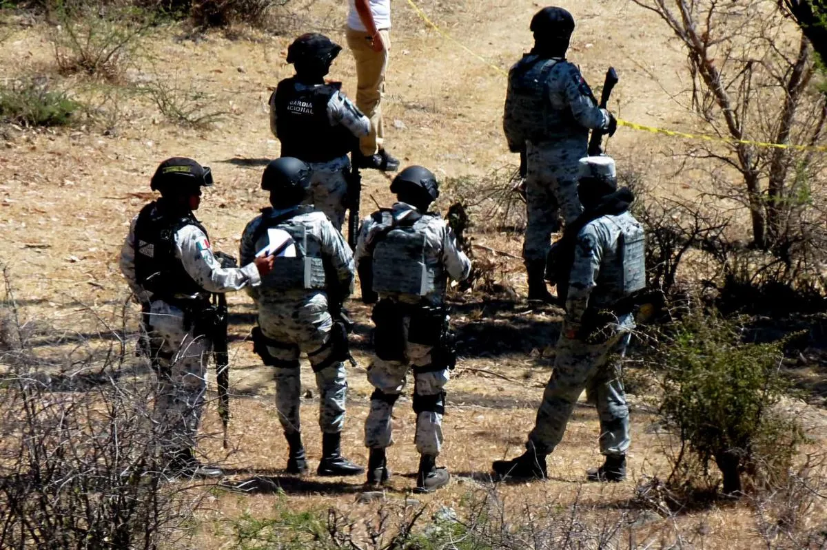 Hallan a un sujeto armado asesinado en Puerta de Alambre, Apatzingán
