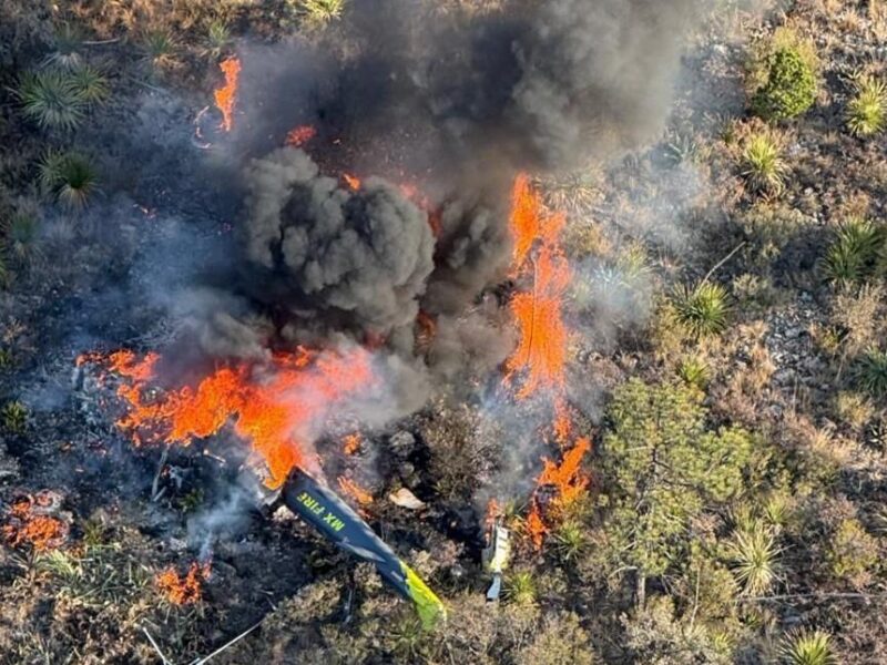 Helicóptero se desploma en Arteaga, Coahuila, mientras trasladaba a brigadistas