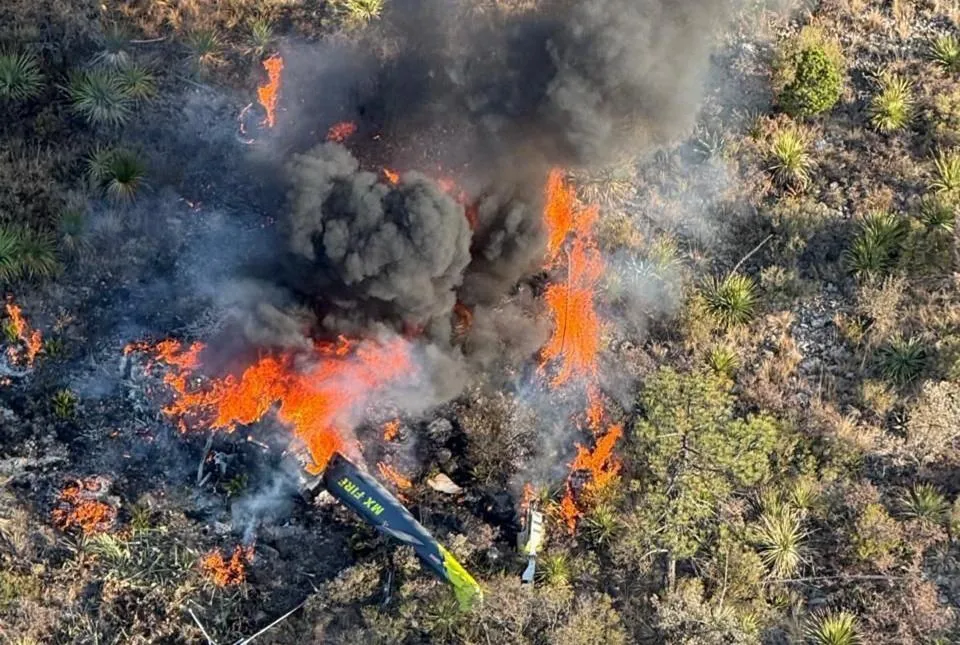 Helicóptero se desploma en Arteaga, Coahuila, mientras trasladaba a brigadistas