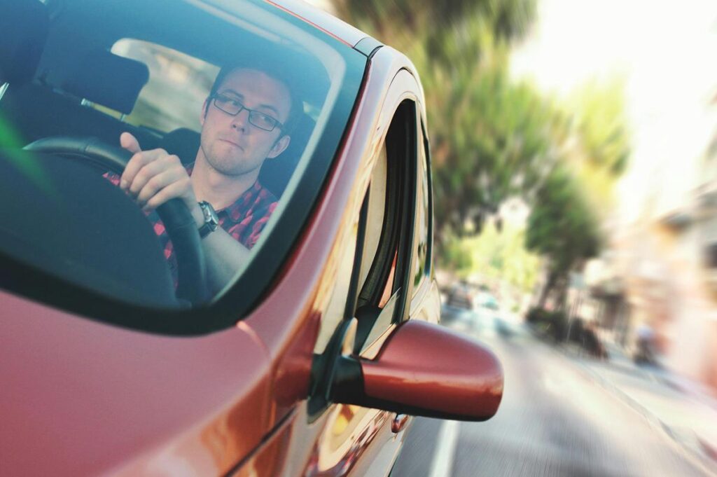 Hombre conduce un auto de transmisión automática