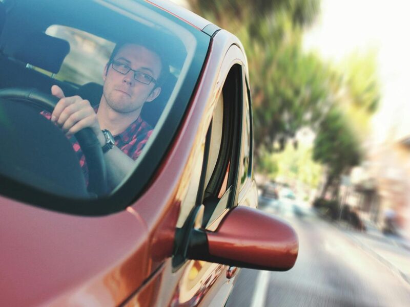 Hombre conduce un auto de transmisión automática