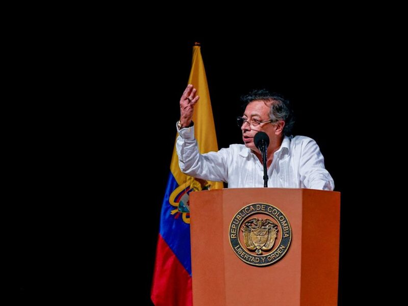 informa Gustavo Petro que Estados Unidos le quitó su visa