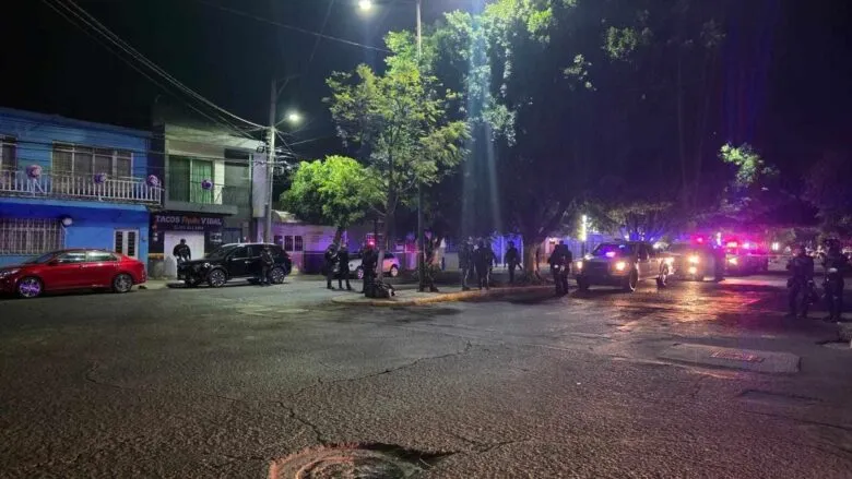 Joven es baleado frente a escuela primaria de Zamora