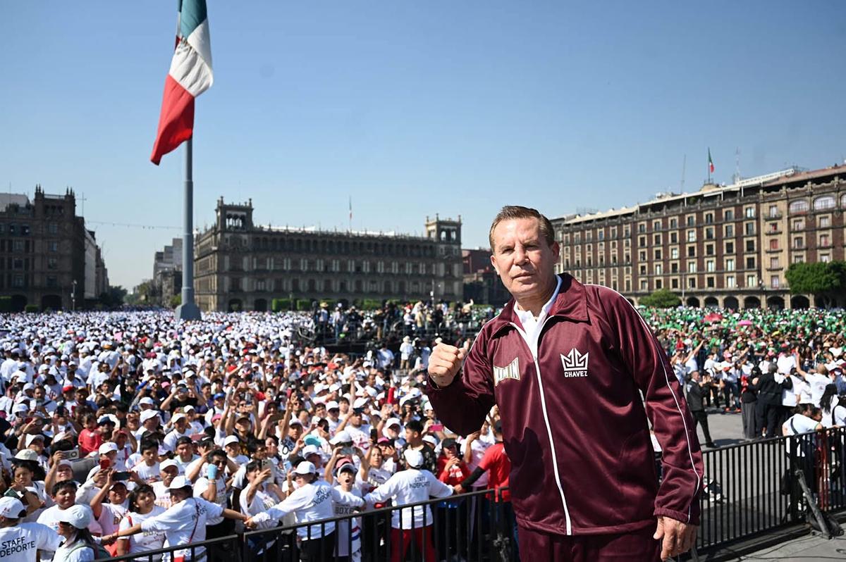 Julio César Chávez, el gran maestro de la ‘Clase Nacional de Boxeo’ en el Zócalo capitalino