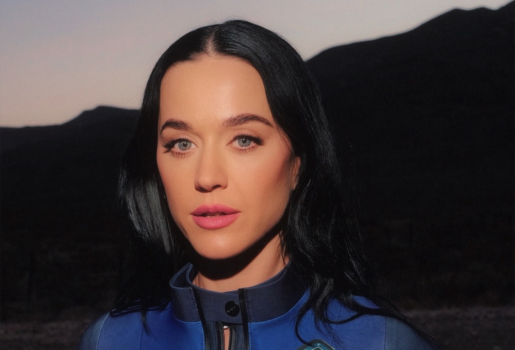 Katy Perry y una tripulación 100% femenina hacen historia al regresar del espacio con éxito total