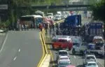La vuelven a hacer, normalistas y comuneros retienen autobús y bloquean salida a Pátzcuaro