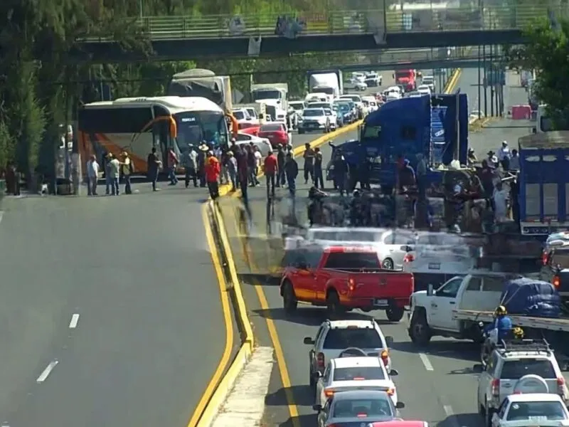 La vuelven a hacer, normalistas y comuneros retienen autobús y bloquean salida a Pátzcuaro