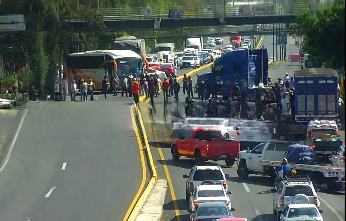 La vuelven a hacer, normalistas y comuneros retienen autobús y bloquean salida a Pátzcuaro