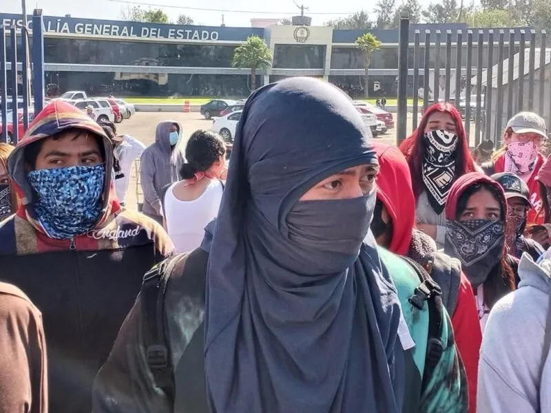 Libres 6 de los jóvenes detenidos; normalistas mantienen bloqueo frente a la FGE Michoacán