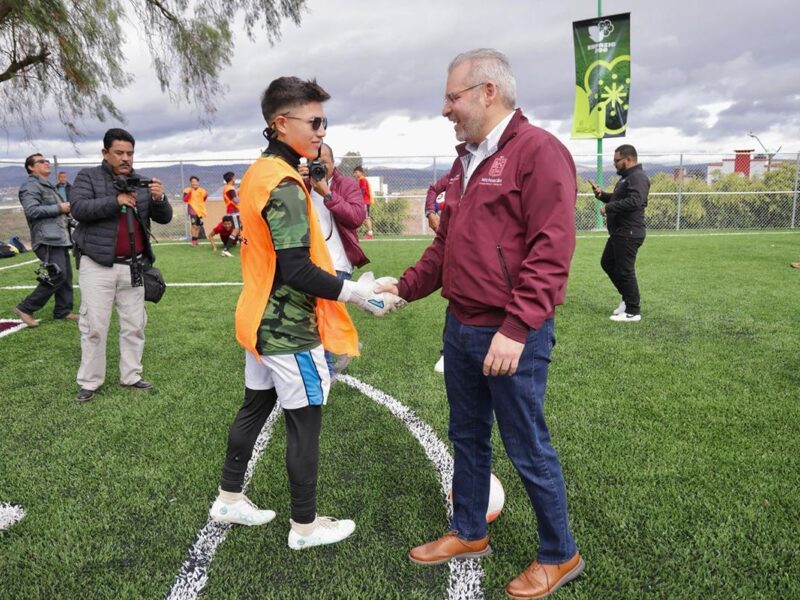 listas las 41 canchas de fútbol 7 en Michoacán contra el delito: Bedolla