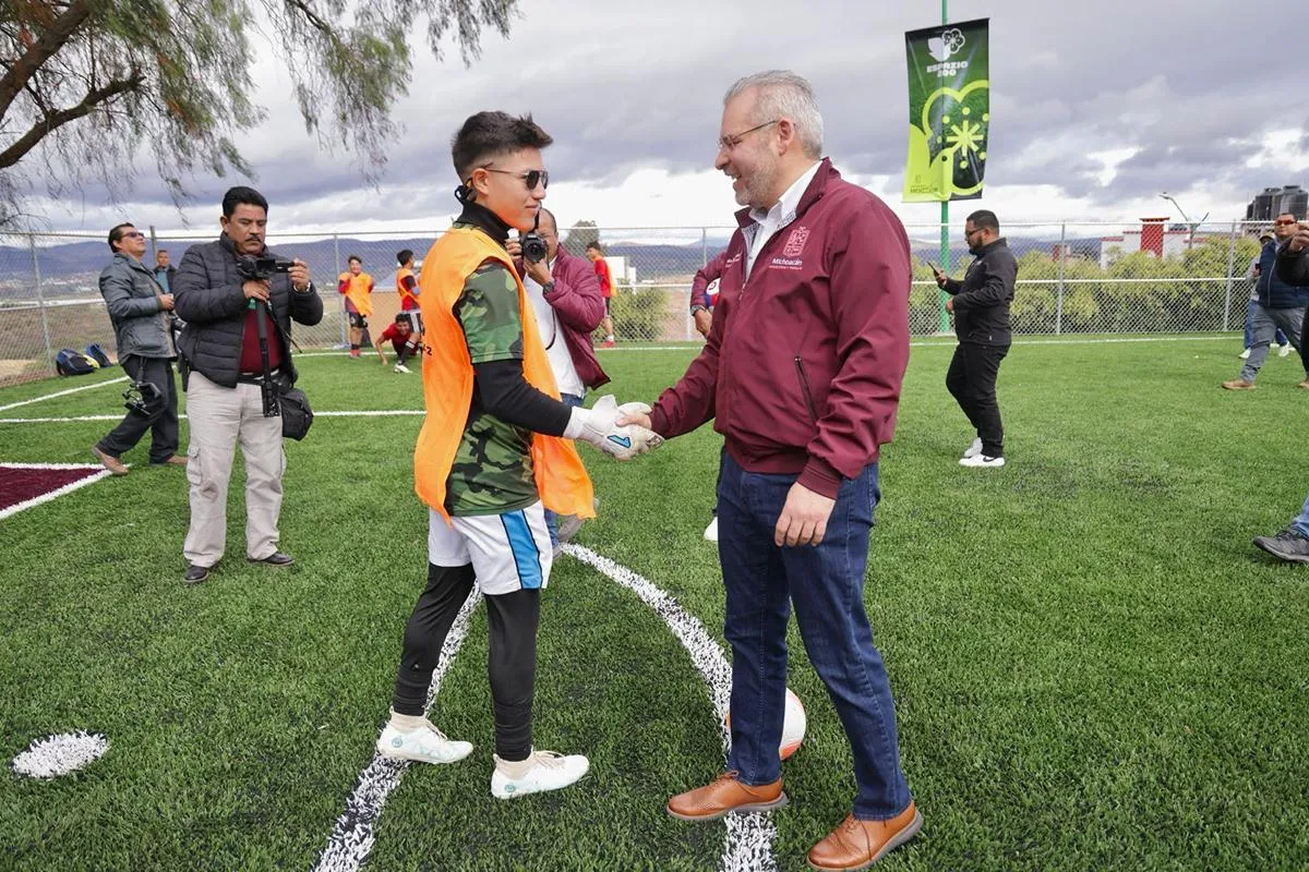 listas las 41 canchas de fútbol 7 en Michoacán contra el delito: Bedolla