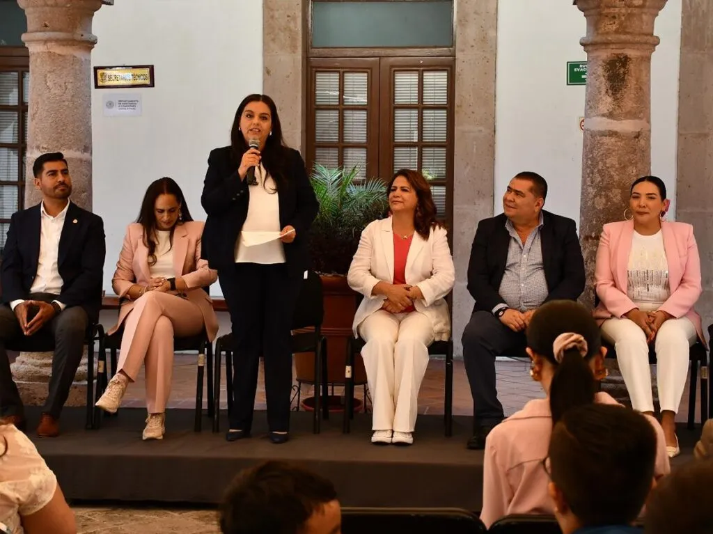 Diputada Tere Herrera, devela la placa de la Ludoteca del Congreso de Michoacán, un espacio seguro para el cuidado infantil, nombrada en honor a Rosaura Zapata