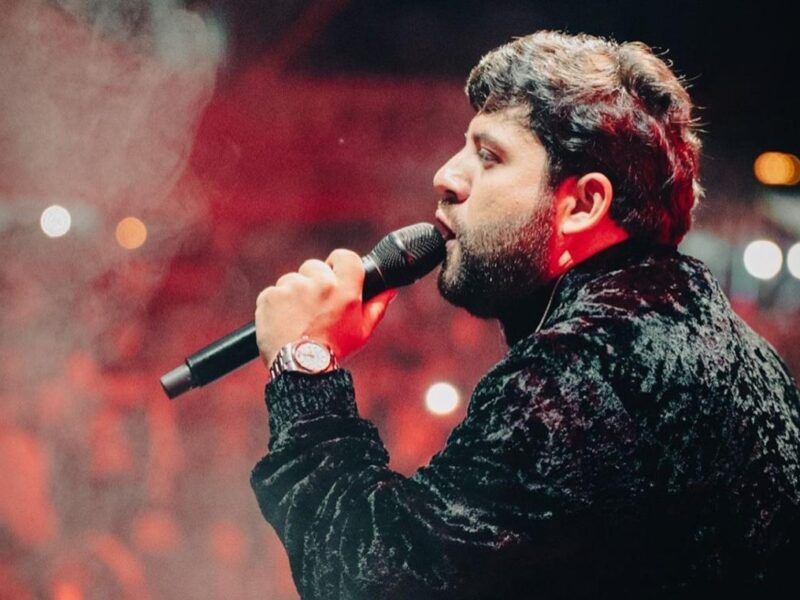 Luis R. Conriquez anuncia que no cantará corridos; el público destruye su escenario