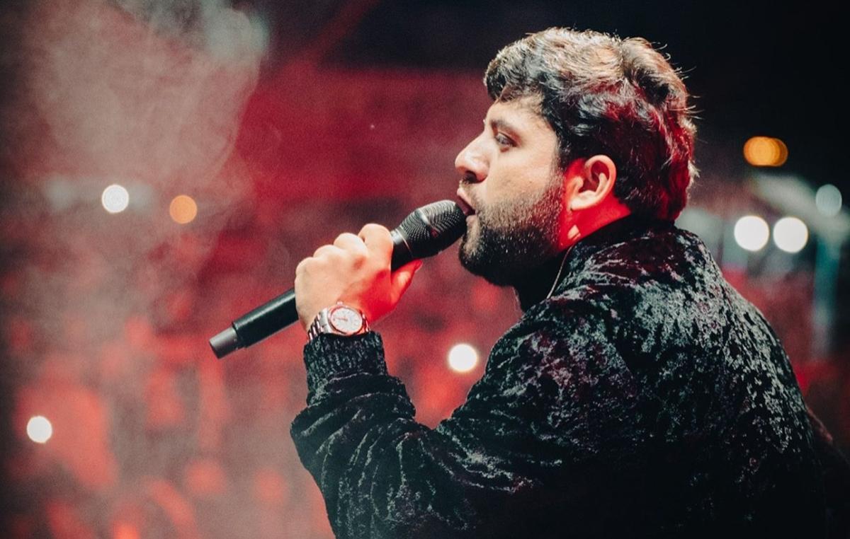 Luis R. Conriquez anuncia que no cantará corridos; el público destruye su escenario