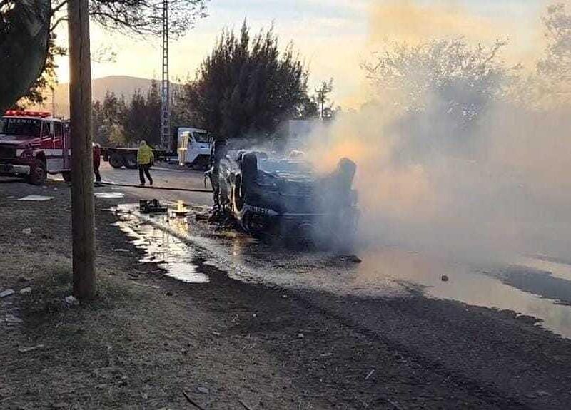 Manifestación en Jacona termina en zafarrancho, una patrulla volcada y quemada