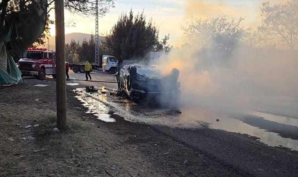 Manifestación en Jacona termina en zafarrancho, una patrulla volcada y quemada