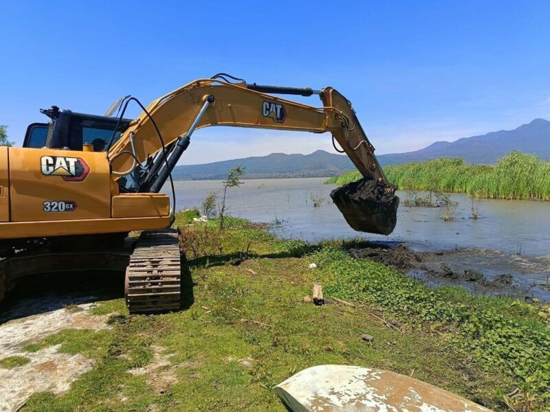 Maquinaria especializada para limpieza del lago de Pátzcuaro