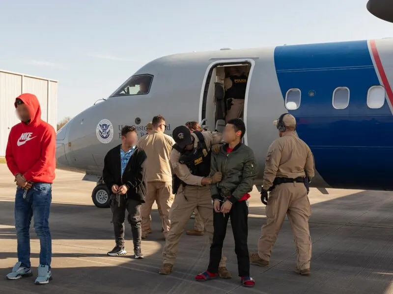 Más de 5 mil migrantes extranjeros llegaron a México deportados de EU en 100 días de Trump