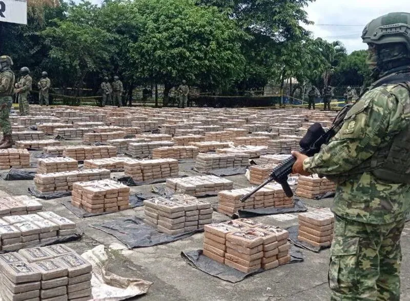 Mexicano junto a otros 23 detenidos en Ecuador con casi 3 mil kilogramos de cocaína