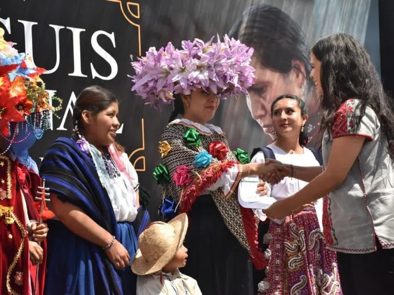 Michoacán reconoce labor por preservación de indumentaria tradicional
