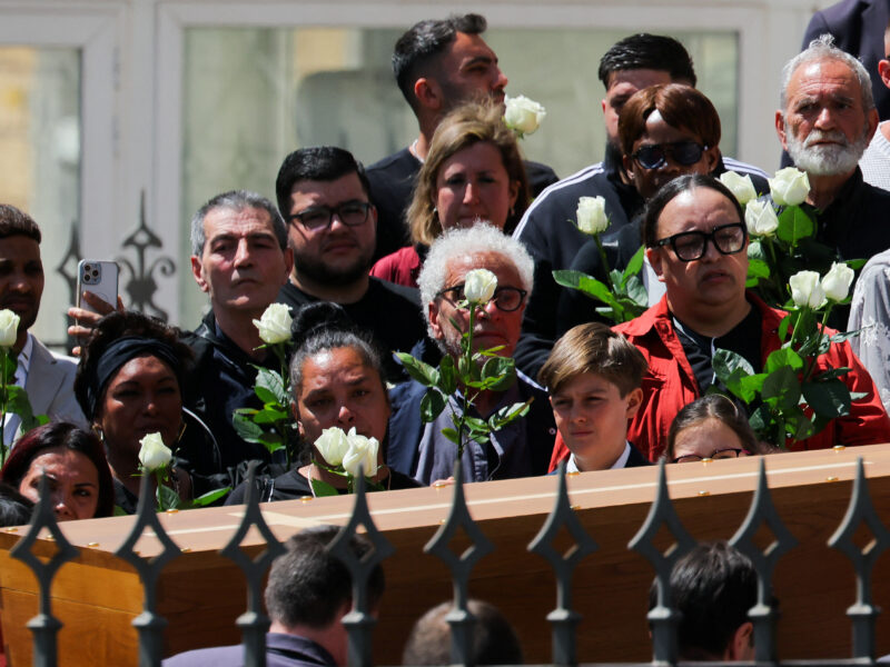 Mendigos, migrantes, presos y transexuales: invitados especiales del papa Francisco en su última morada-1