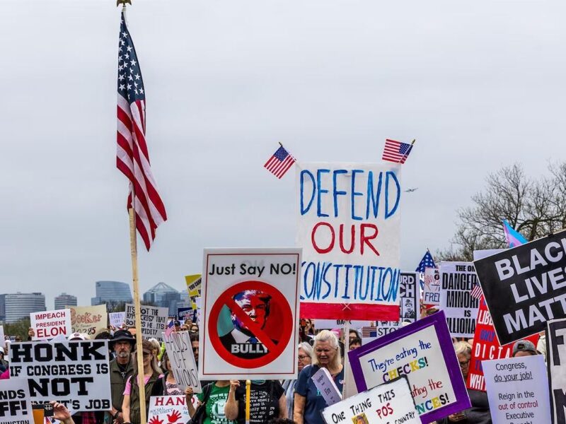 Miles de manifestantes se congregan en protestas contra Trump