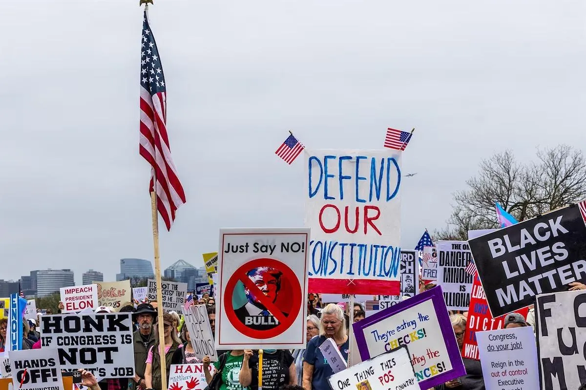 Miles de manifestantes se congregan en protestas contra Trump