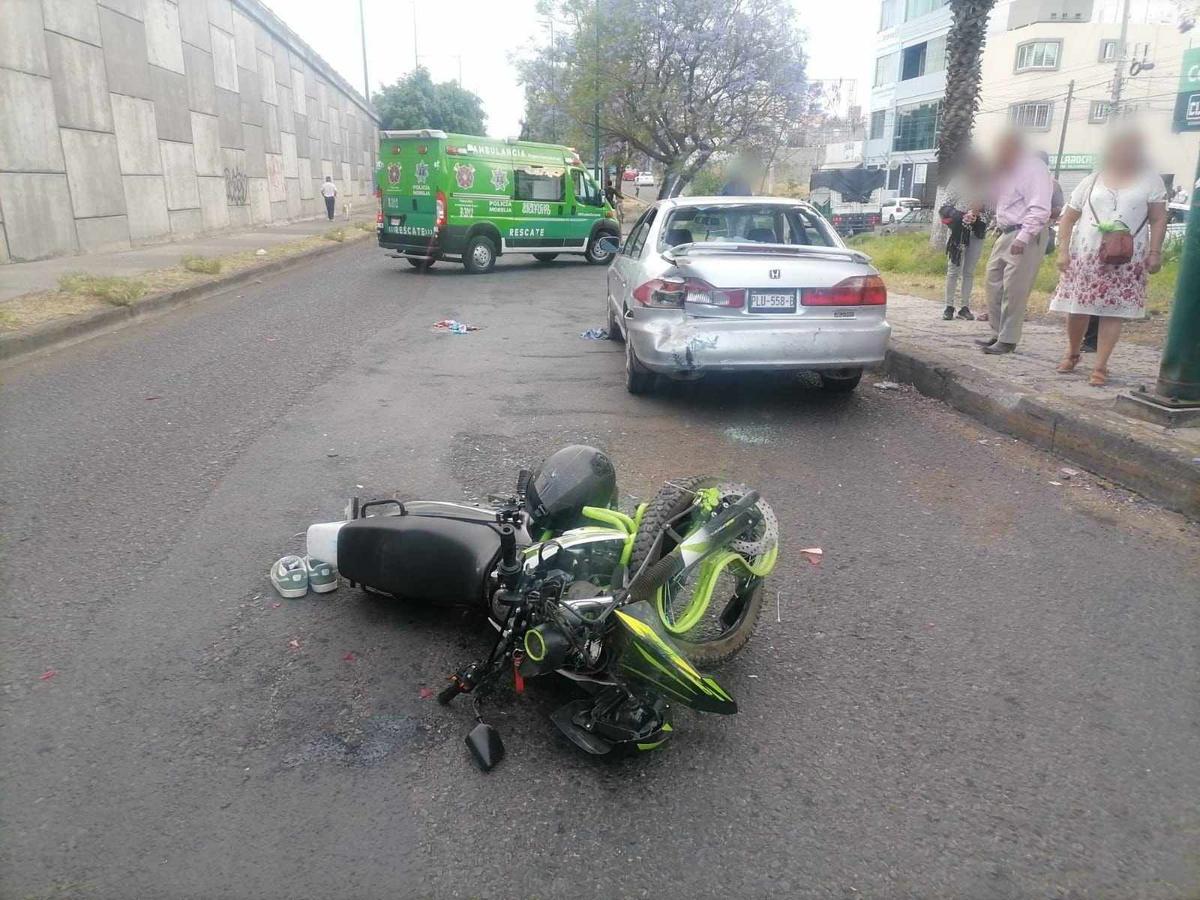 Motociclista queda malherido al chocar contra auto en Morelia