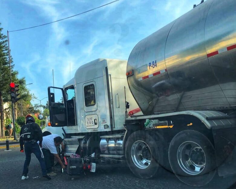 Motociclista se salva de ser arrollado por tractocamión en la colonia Industrial de Morelia