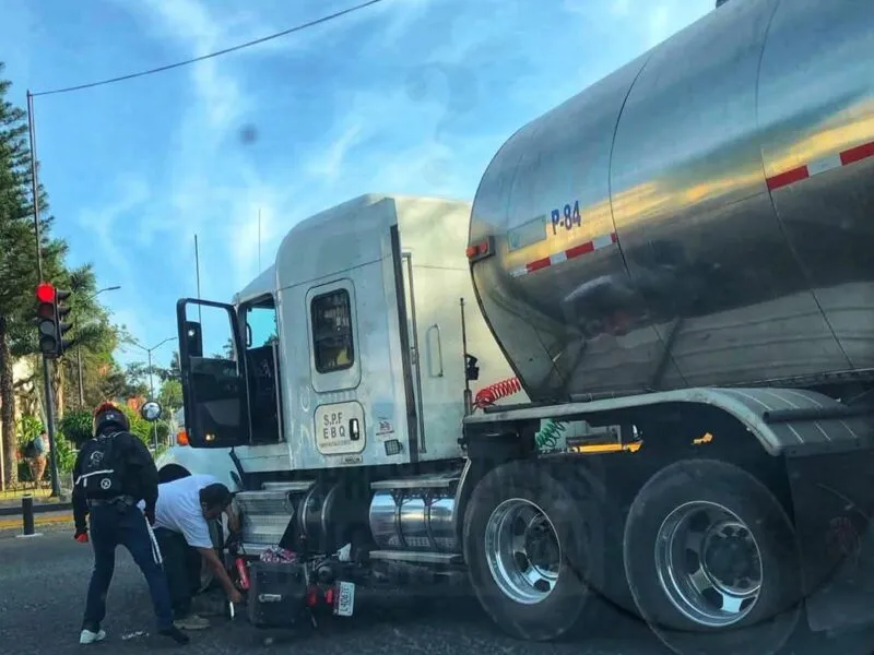 Motociclista se salva de ser arrollado por tractocamión en la colonia Industrial de Morelia