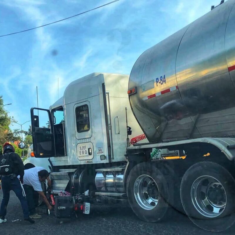 Motociclista se salva de ser arrollado por tractocamión en la colonia Industrial de Morelia