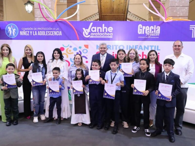 Niños condecorados con Mérito Infantil Sapirhaticheri