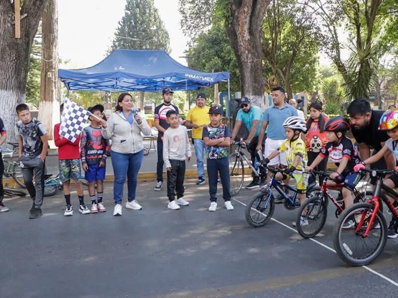 Niños haciendo deporte en Qiroga, Michoacán